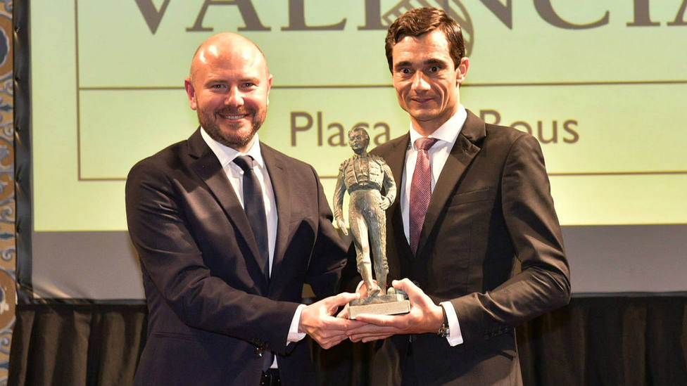 Paco Ureña recogiendo uno de los premios de manos de Toni Gaspar, presidente de la Diputación de Valencia