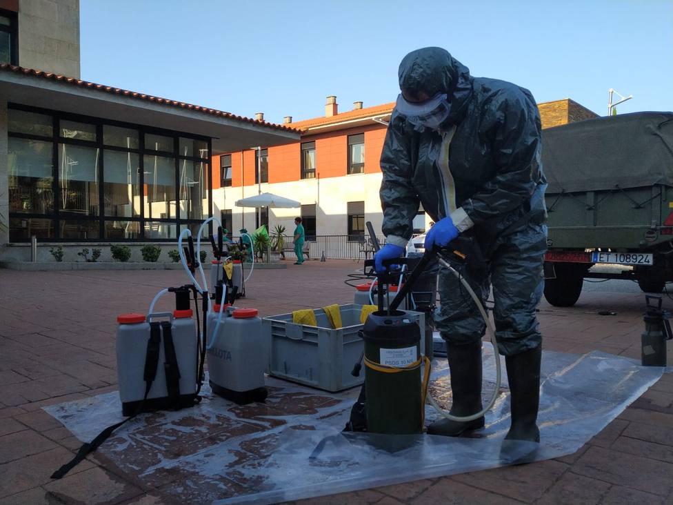 La UME se despliega por segunda vez en Lugo para hacer trabajos de desinfección en el HULA