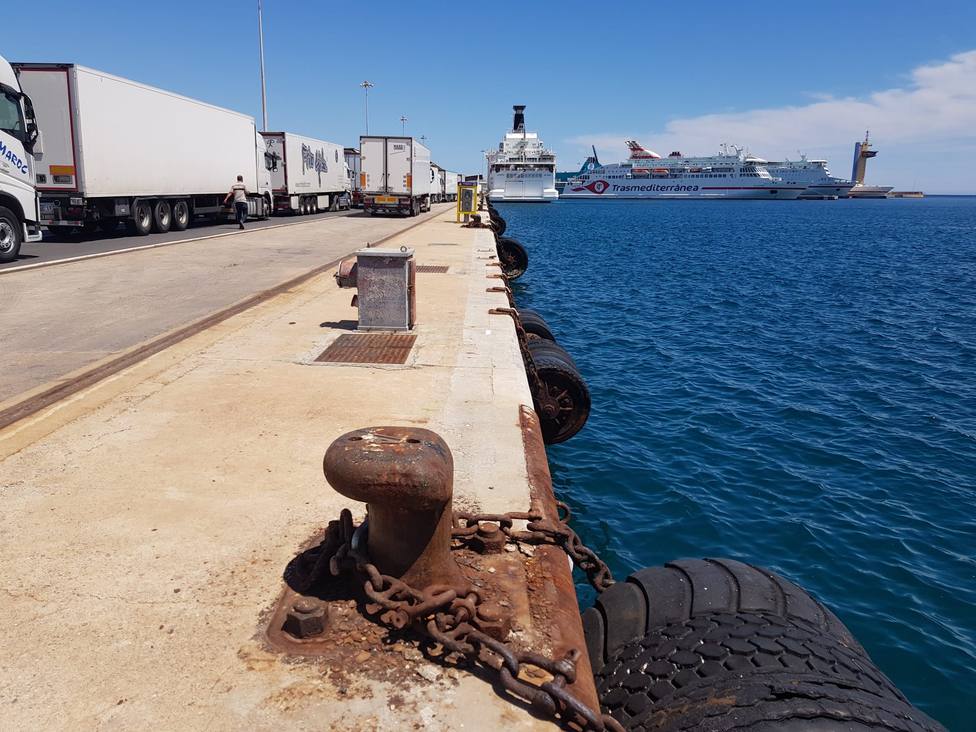 Un total de 70 camiones tráiler y 4 plataformas embarcan en el puerto de Almería con destino Nador