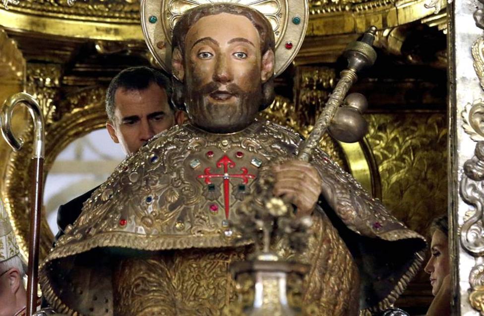 El rey Felipe VI cumpliendo la tradición de abrazar al Apostol Santiago en 2014 tras su proclamación