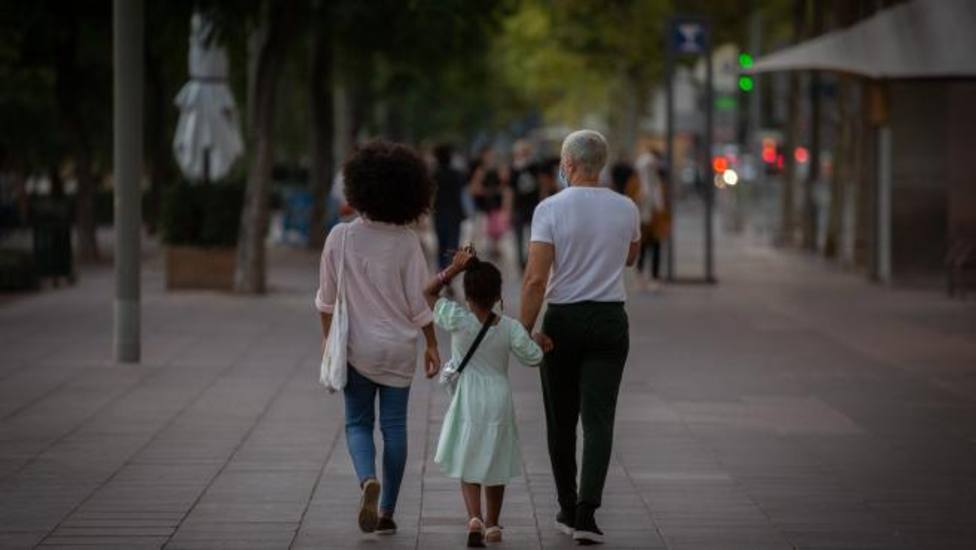 ctv-enn-dos-padres-con-su-hija-paseando-en-barcelona