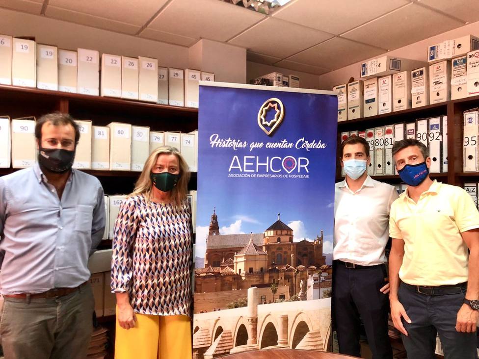 Isabel Albás y representantes de Aehcor analizan la situación del sector del hospedaje en Córdoba