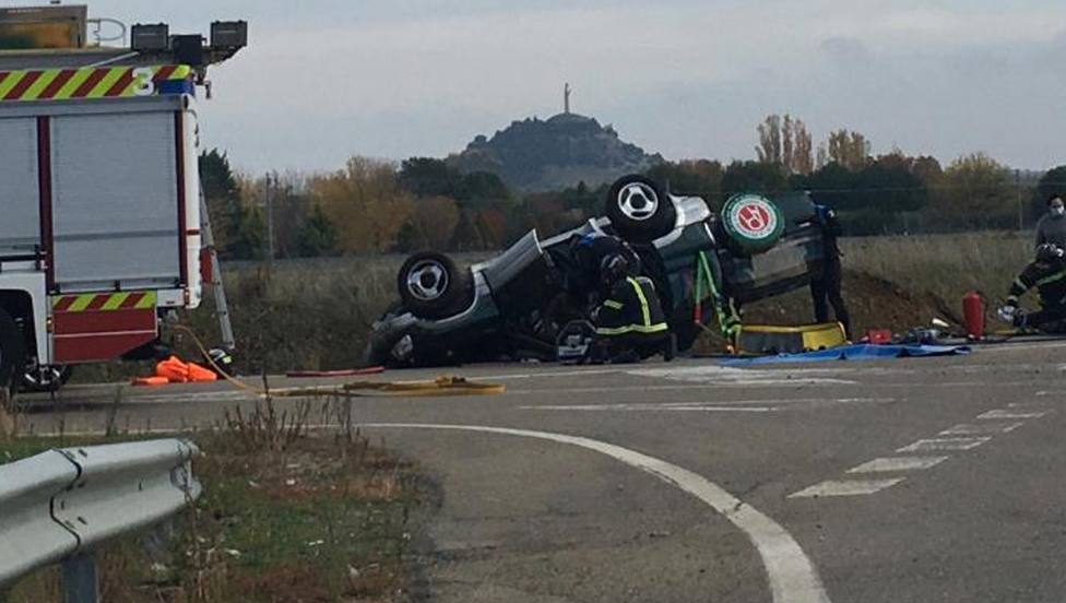Accidente de tráfico: Un vehículo vuelca en una rotonda de la CL615, dirección Palencia-Guardo