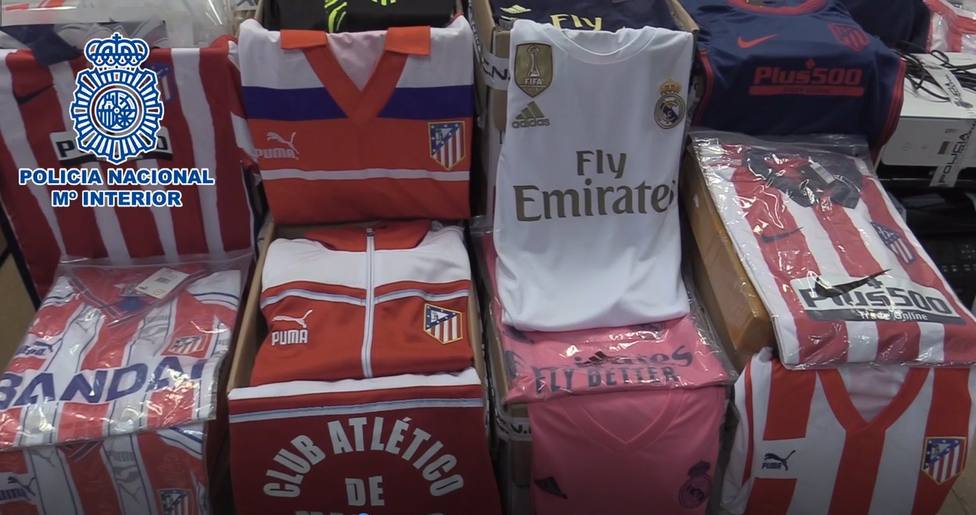 La Policía interviene casi 1.000 prendas falsificadas de conocidos equipos de fútbol de Primera División