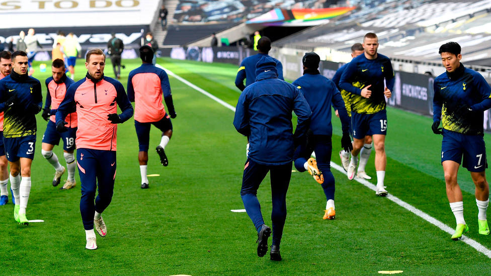 Jugadores del Tottenham Hotspur hacen ejercicios de calentamiento en su estadio, sin público. CORDONPRESS