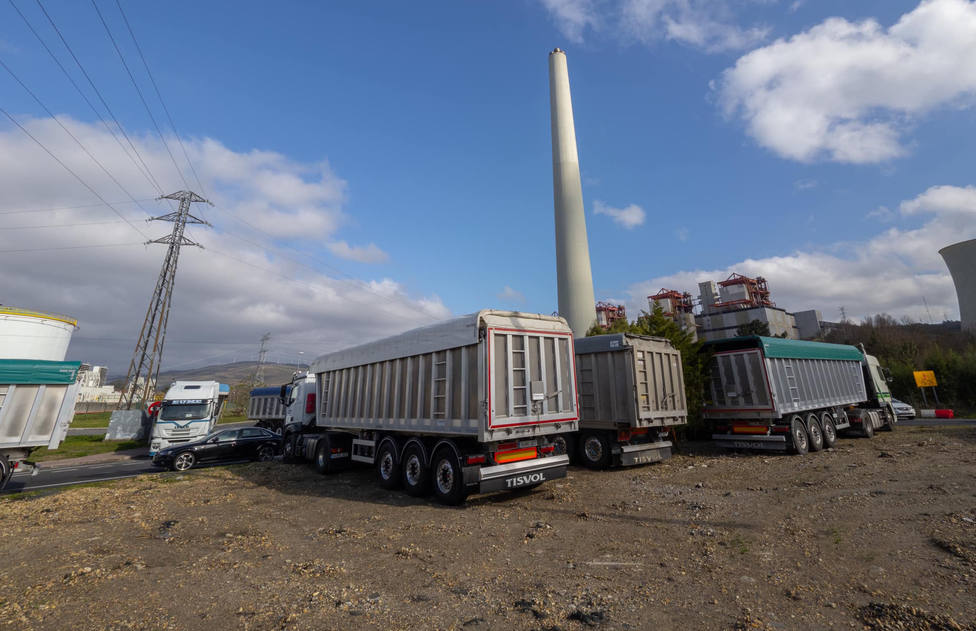 Desde el pasado jueves los camiones cortan el acceso a la central térmica - FOTO: Mundito Carballo