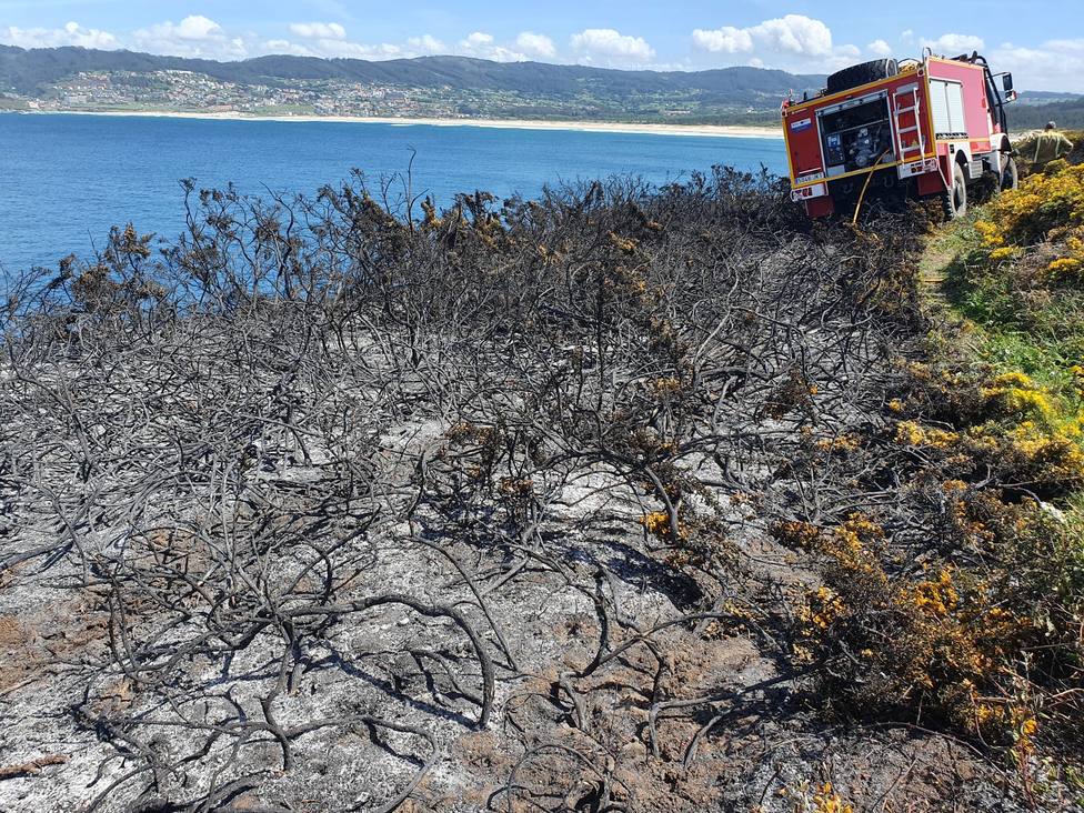 Las llamas afectaron a unos 400 metros cuadrado de monte raso en Punta Frouxeira - FOTO: Cedida
