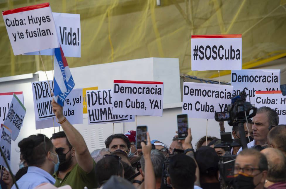 Concentración en apoyo a las protestas en Cuba ante la embajada del paí­s en España