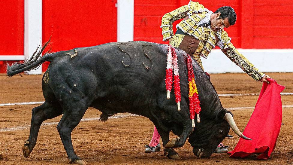 Soberbio natural de Emilio de Justo durante la faena de muleta al quinto toro de Torrealta