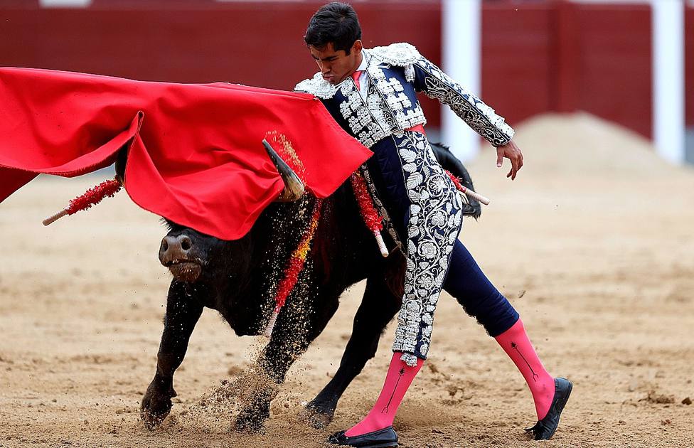 Pase de pecho de Alejandro Adame durante su actuación este viernes en Las Ventas