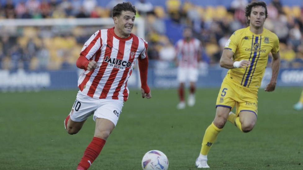 Nacho Méndez y Mosquera disputan un balón en el partido entre Alcorcón y Sporting