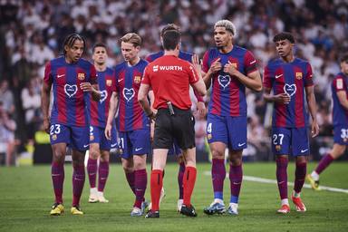 Los jugadores del Barcelona hablan con el árbitro Soto Grado