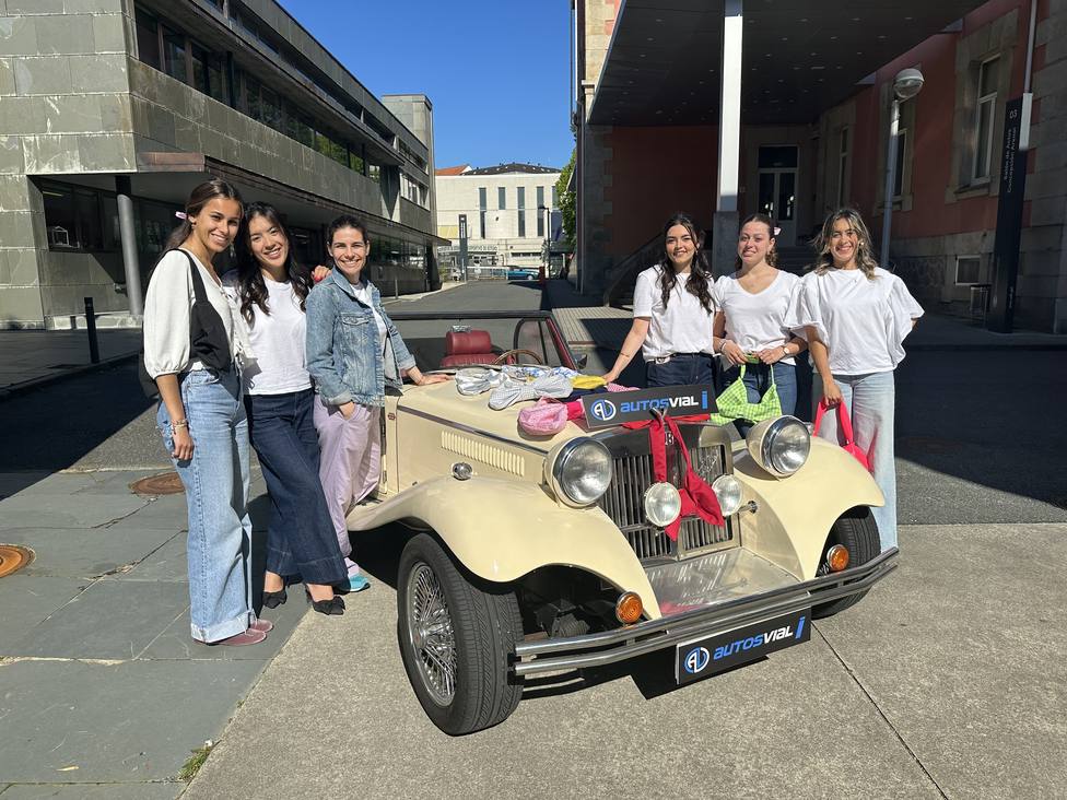 Las alumnas con el vehículo que utilizaron para difundir un bulo y dar promoción - FOTO: Cedida