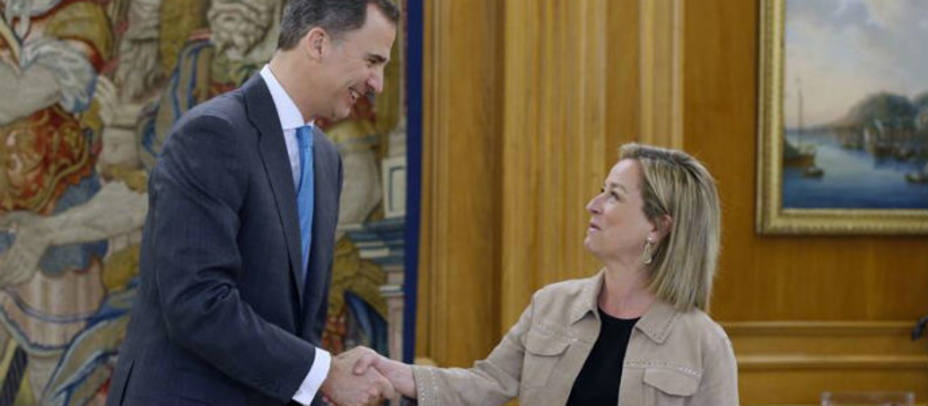 El Rey Felipe VI con Ana Oramas que será de nuevo la primera que acuda a Zarzuela a consultas. EFE