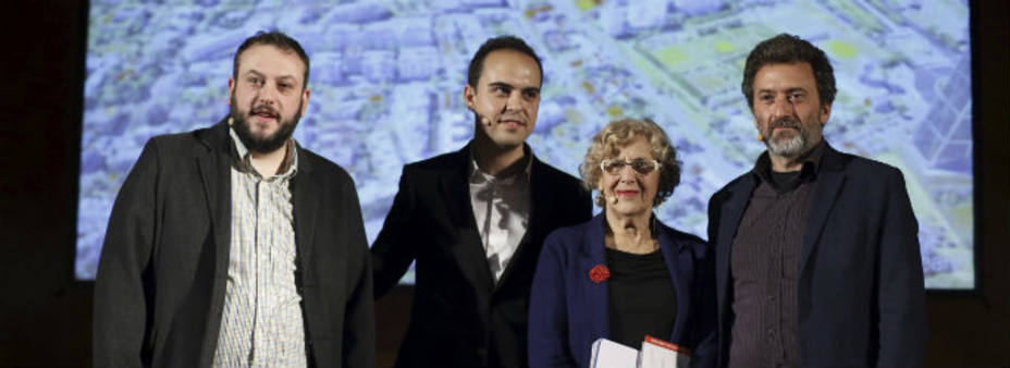 La alcaldesa de Madrid, Manuela Carmena, junto a los concejales del Ayuntamiento de Madrid, Mauricio Valiente, Guillermo Zapata y José Manuel Calvo. EFE