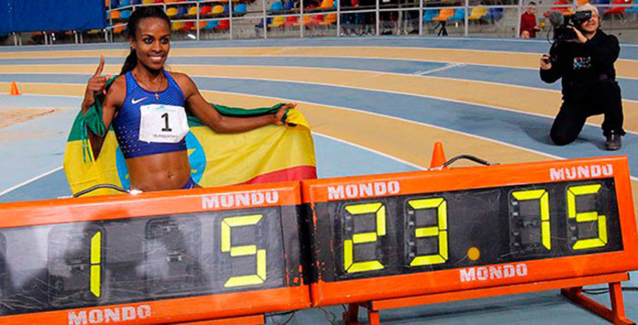 La etíope Dibaba posa con su registro que supone el nuevo récord mundial de los 2.000 metros. @atletismoRFEA