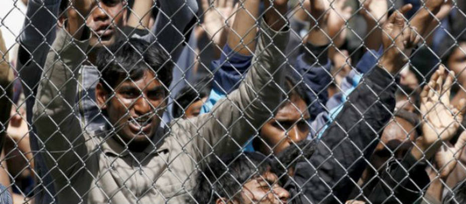 Refugiados tras la alambrada del campo de Moria en Lesbos. Reuters