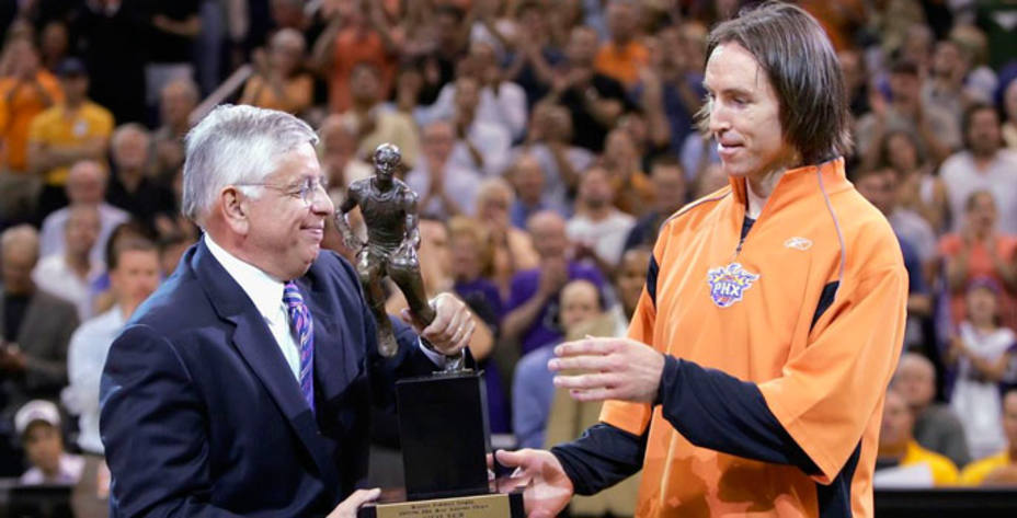 Steve Nash posa con uno de sus dos MVP logrados en los Phoenix Suns.