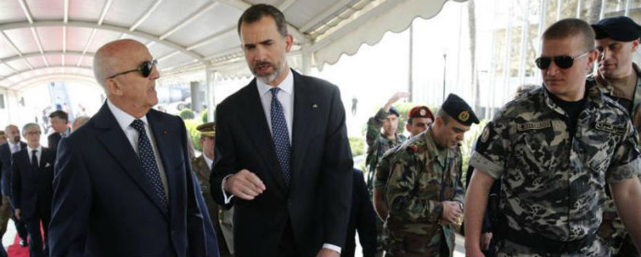El Rey a su llegada a Líbano recibido por el viceprimer ministro libanés y titular de Defensa, Samir Mokbel. EFE
