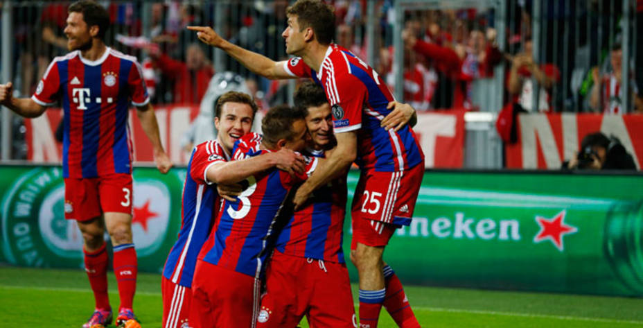 El Bayern celebra la goleada ante el Oporto. REUTERS