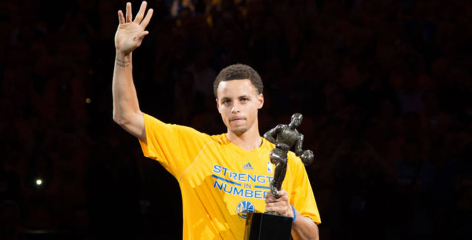 Antes del encuentro Stephen Curry recibió el MVP de la temporada regular. Reuters.