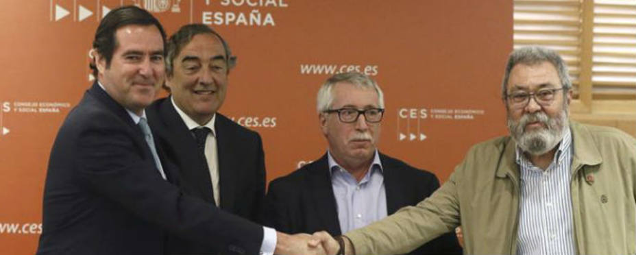 Los secretarios generales de UGT y CCOO, Cándido Méndez e Ignacio Fernández Toxo, y los líderes de CEOE y Cepyme, Juan Rosell y Antonio Garamendi. EFE
