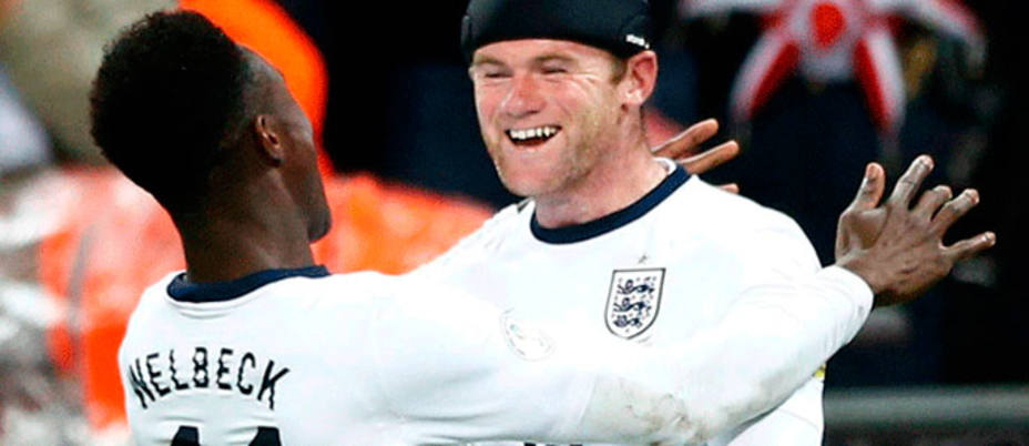 Rooney y Welbeck, delanteros de la selección de Inglaterra. REUTERS