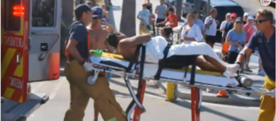 Momento en el que la víctima es trasladada al hospital. Captura youtube
