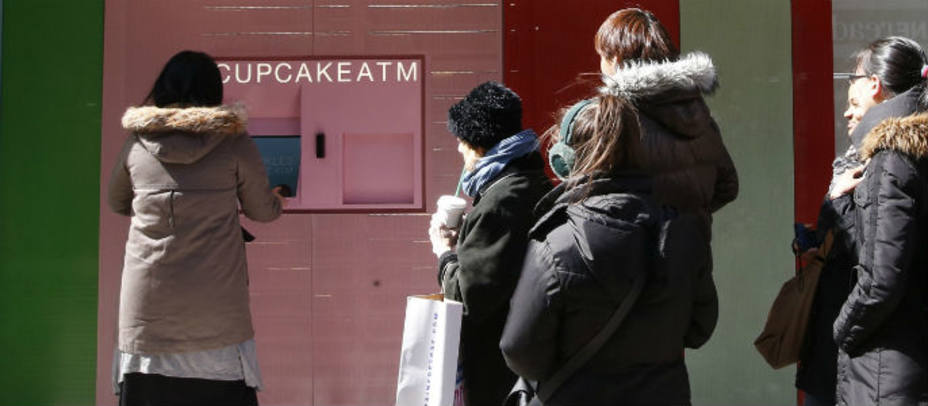 Gente haciendo cola en el primer cajero automático de cupcakes. REUTERS
