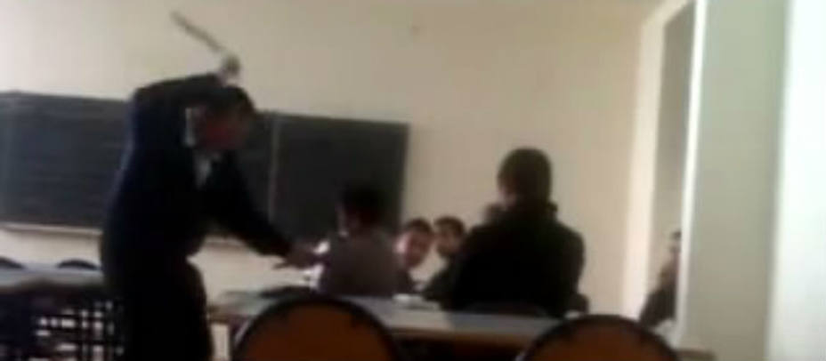 Imagen del vídeo en el que un profesor agrede a un alumno en un colegio marroquí de Melilla. COPE.ES