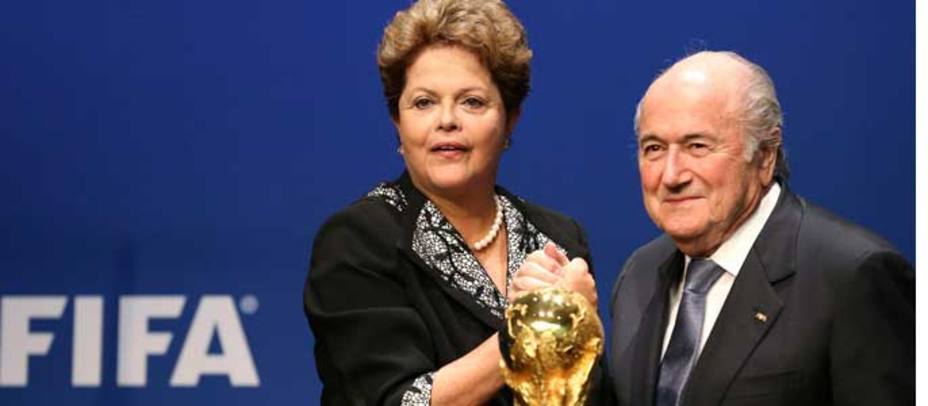 Blatter, con la presidenta de Brasil, Dilma Rousseff. (Reuters)
