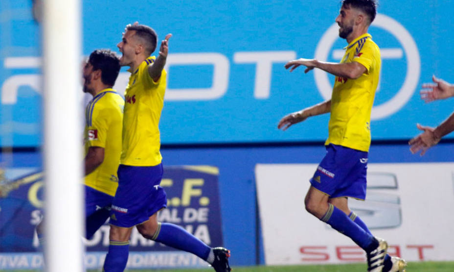 El Cádiz celebra el gol de Aketxe ante el Tenerife (@LaLiga)