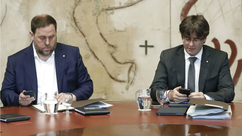 El presidente de la Generalitat, Carles Puigdemont, y el vicepresidente, Oriol Junqueras