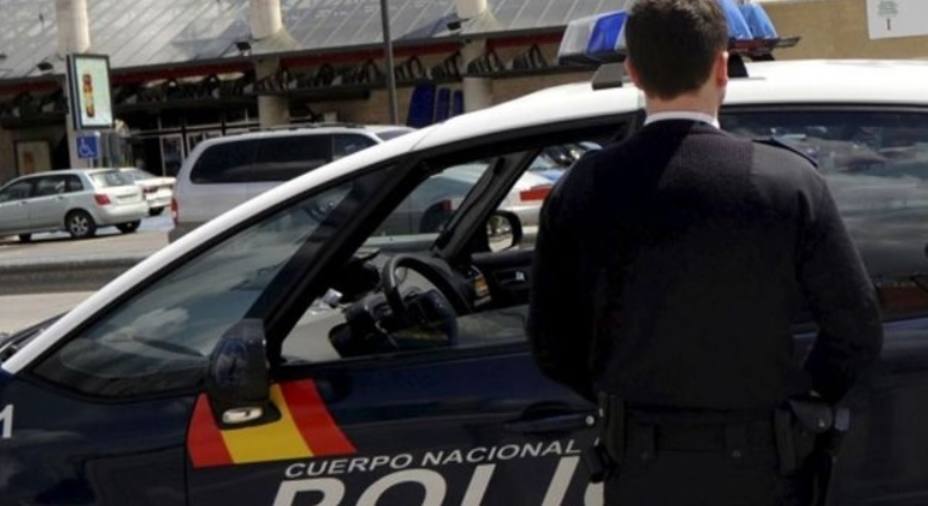 Detenido por dejar encerrado en un coche a un niño más de una hora en Sevilla