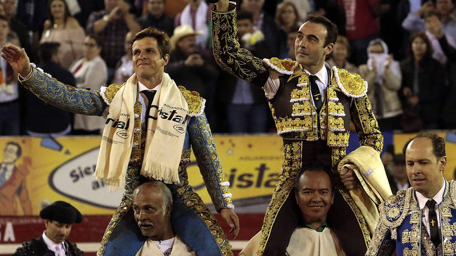 El Juli y Enrique Ponce en su salida a hombros en el último festejo de la Feria de Manizales