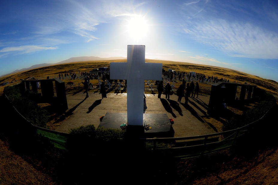 Los soldados argentinos que participaron en la Guerra de las Malvinas visitaron el cementerio de Darwin, donde fueron enterrados sus familiares