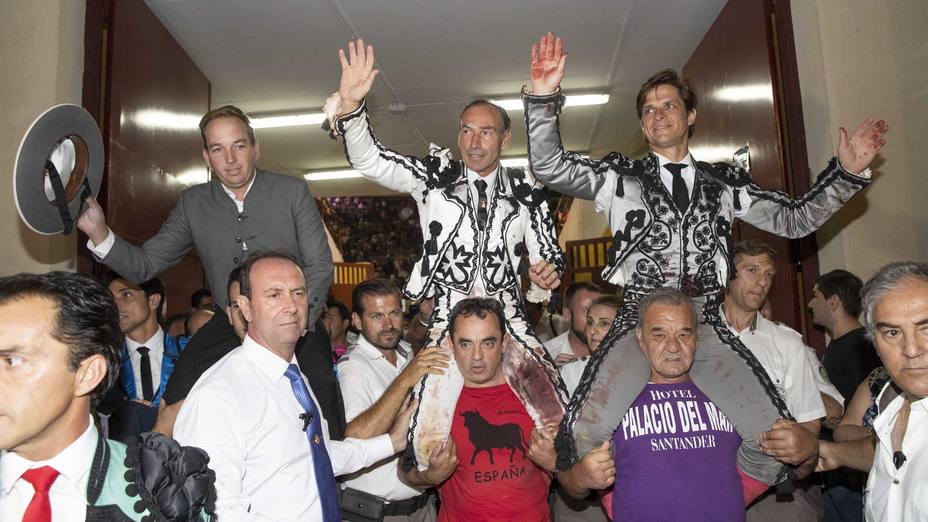 El mayoral de Santiago Domecq, Pepín Liria y El Juli, a hombros este jueves en Abarán