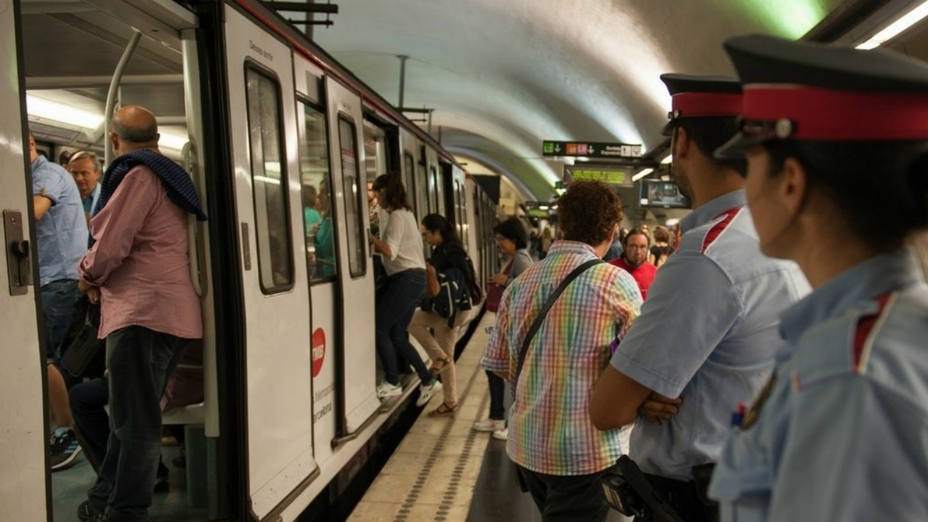Mossos en el metro de Barcelona