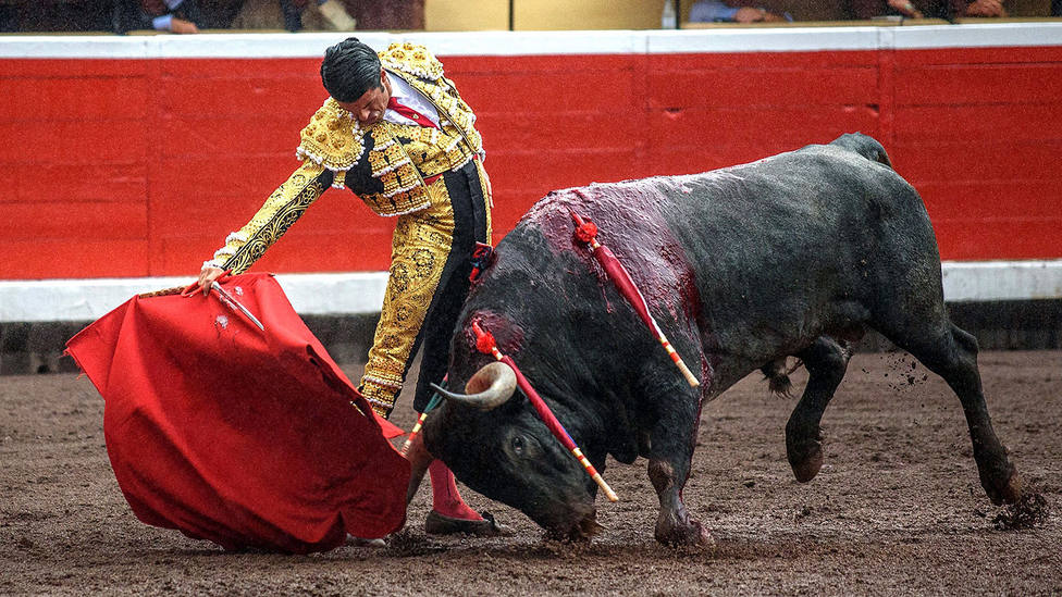 Soberbio derechazo de Emilio de Justo en la faena al tercer toro de Victorino en Bilbao