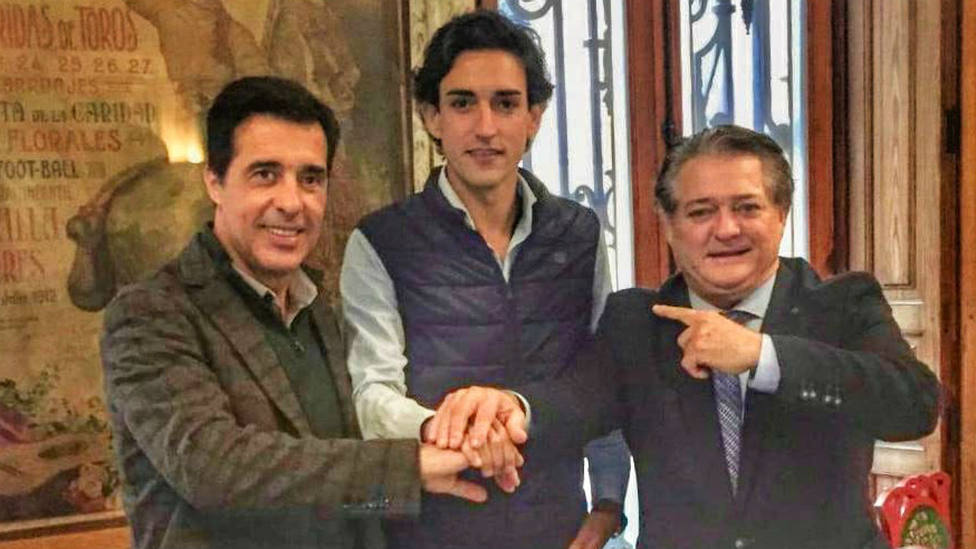 Javier Vázquez, Jesús Duque y El Soro tras rubricar el acuerdo de apoderamiento