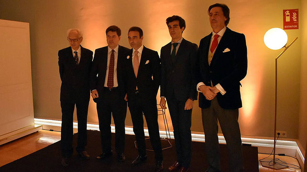 Foto de familia de los premiados con los premios taurinos del Club Allard de Madrid