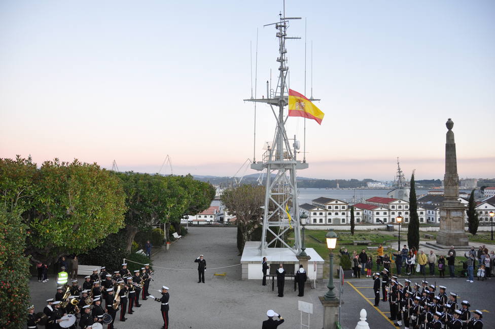 Foto de archivo de un arriado de bandera en las proximidades del edificio de Capitanía - FOTO: Armada