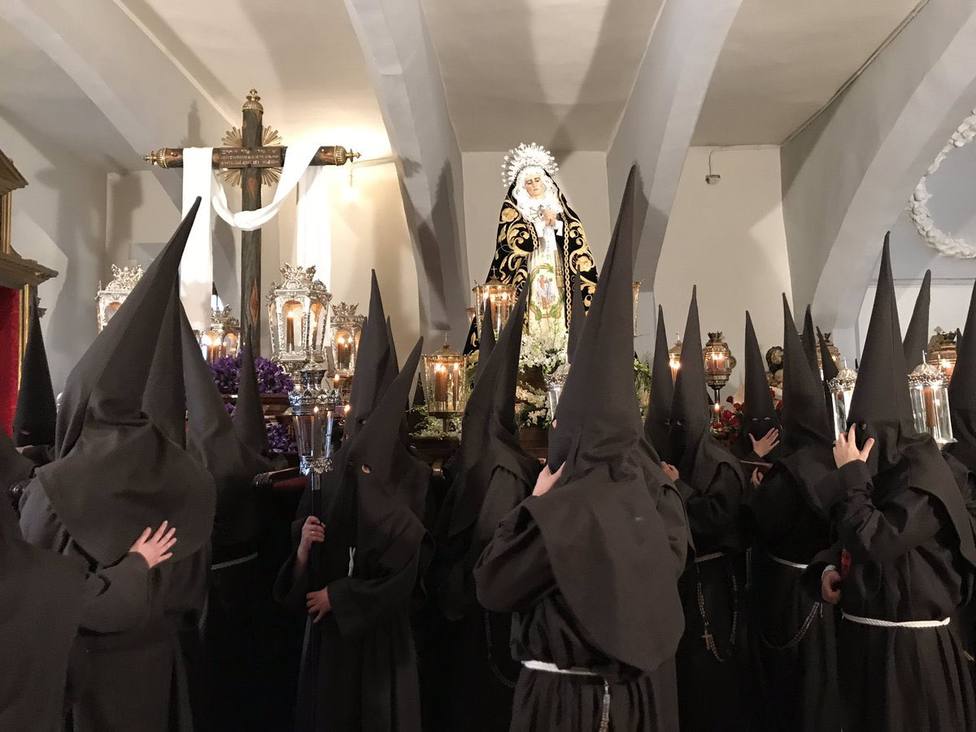 Cofrades de la Orden Franciscana Seglar tras confirmarse la suspensión de su procesión de Jueves Santo