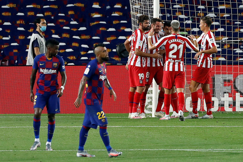 Los jugadores del Atleti celebram el segundo gol ante la decepción de Semedo y Vidal (EFE)