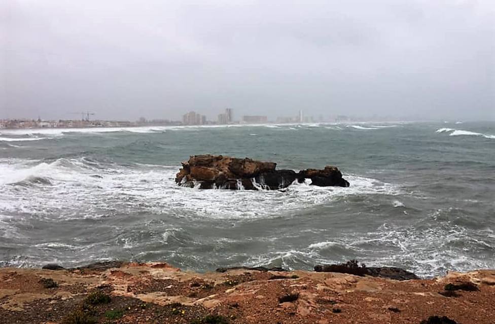 AEMET emite un aviso naranja por viento y oleaje esta tarde y noche en el litoral de Cartagena