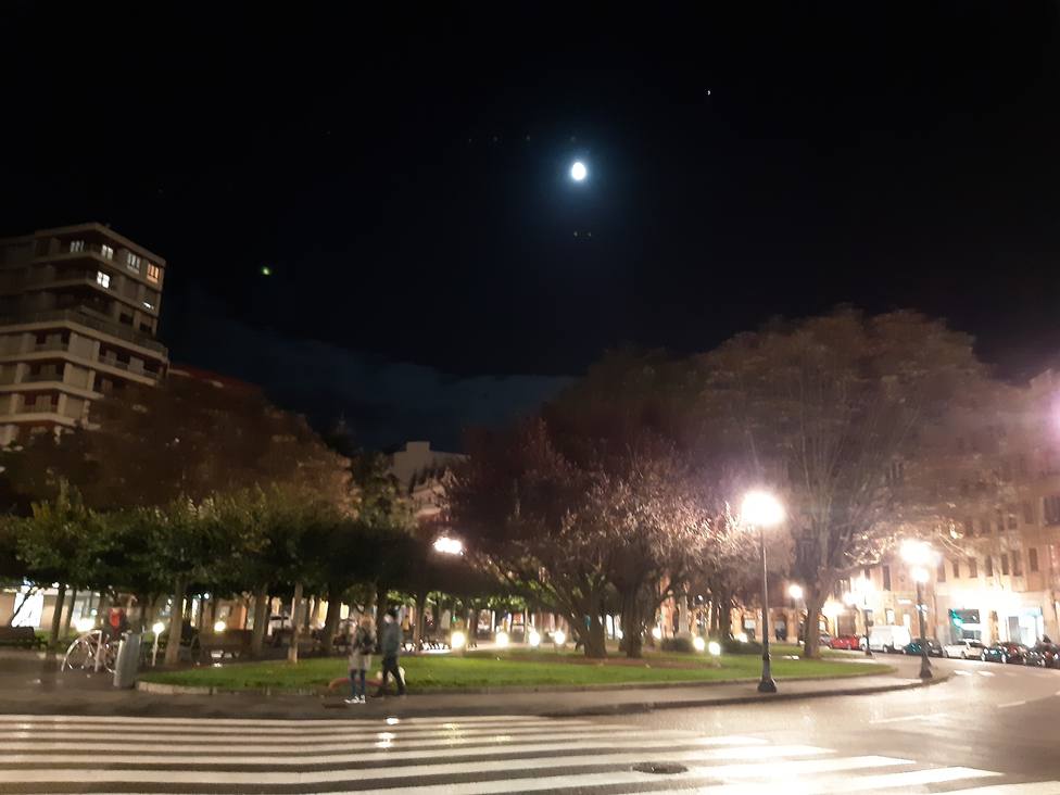Luna llena sobre la Plazuela de San Miguel