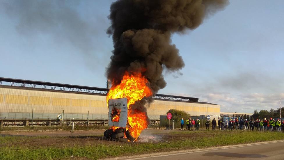 Cartel de Alcoa ardiendo tras una movilización de los trabajadores
