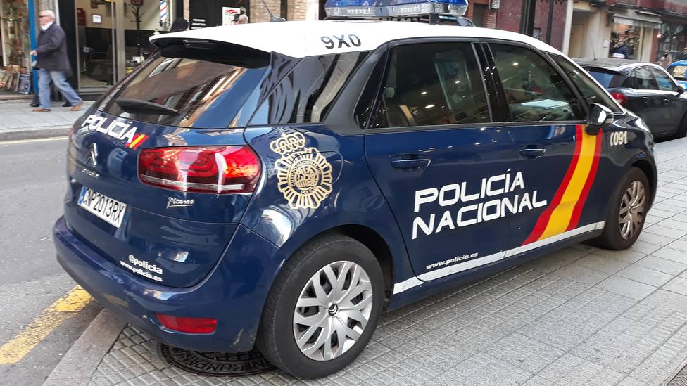 Foto coche de la Policía Nacional en el centro de Gijón (COPE)
