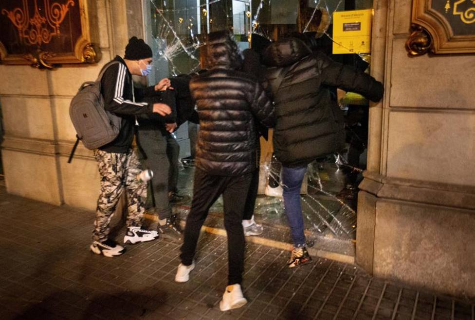 Manifestantes rompen un escaparate en la manifestación de protesta por la detención del rapero Pablo Hasél