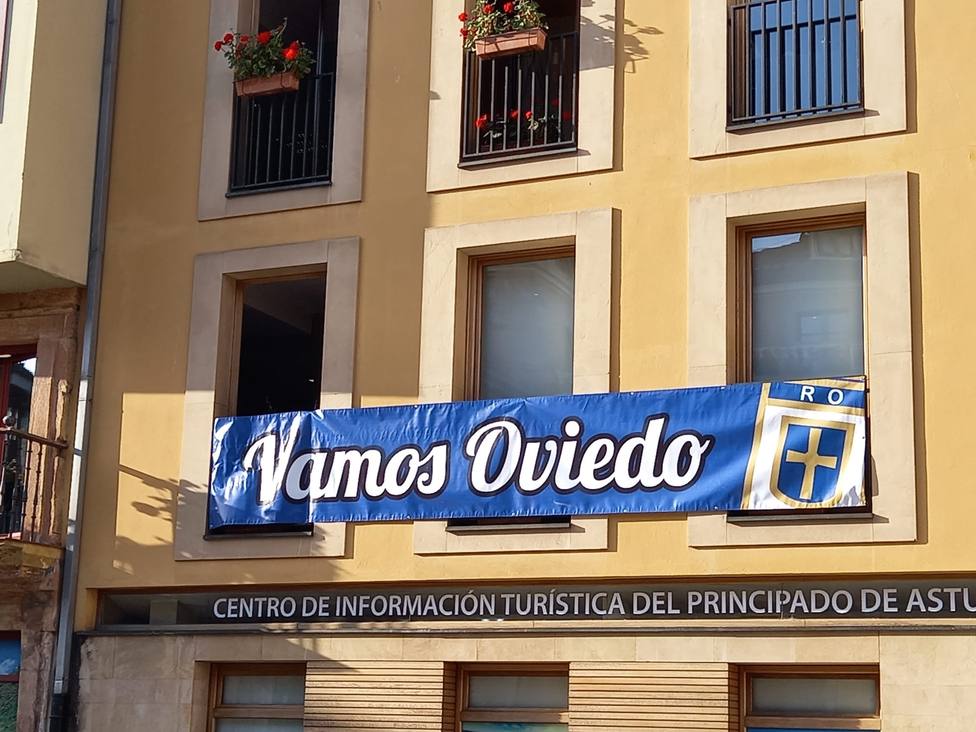 Cartel de apoyo al Real Oviedo en el Ayuntamiento de la ciudad